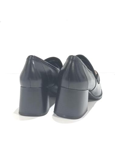 Schuhe für Damen REGARDE LE CIEL ZAPATO MOCASIN DE PIEL CON ESTRIBO DORADO CON TACON NEGRO