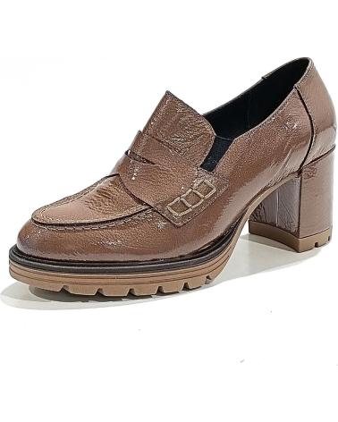 Zapatos de Mujer VIGUERA ZAPATO MOCASIN DE CHAROL CON TACON Y PLATAFORMA PARDO