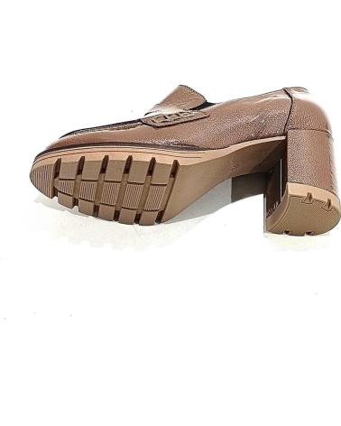 Zapatos de Mujer VIGUERA ZAPATO MOCASIN DE CHAROL CON TACON Y PLATAFORMA PARDO