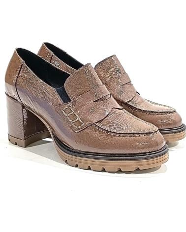 Zapatos de Mujer VIGUERA ZAPATO MOCASIN DE CHAROL CON TACON Y PLATAFORMA PARDO
