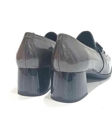 Scarpe per Donna DCHICAS ZAPATO MOCASIN DE CHAROL CON ESTRIBO Y SUELA DE GOMA GRAFITO