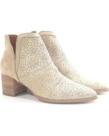 Botas de Mujer POPA BOTIN DE ANTE TROQUELADO CON TACON BEIG
