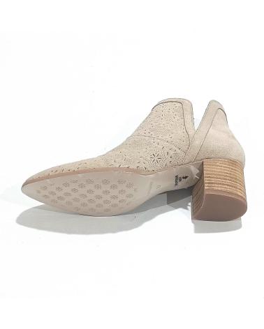 Botas de Mujer POPA BOTIN DE ANTE TROQUELADO CON TACON BEIG