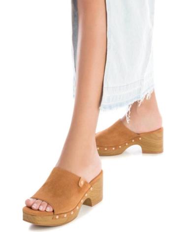 Zuecos de Mujer CARMELA ZUECOS MUJER MODELO 161612C COLOR MARRON CAMEL CAMEL