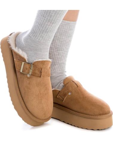 Zoccoli per Donna XTI ZAPATO DE MUJER PLANO ESTILO AUSTRALIANA CAMEL