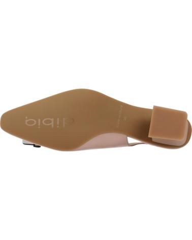 DIBIA ZAPATOS TIPO SALÓN DESTALONADOS CON TACÓN GEOMÉTRICO Y HEBILLA DECORATIVA SKIN