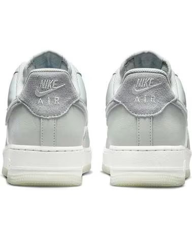 Sportschuhe für Herren NIKE ZAPATILLAS AIR FORCE 1 07 LV8 PARA HOMBRE EN COLOR GRIS GRIS