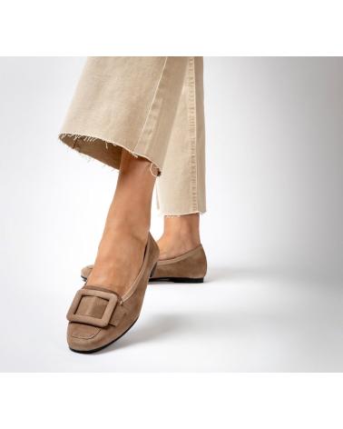 Bailarinas per Donna MENINA STEP WOMENS ANA BIG BUCKLE SUEDE SANDALS CAMEL
