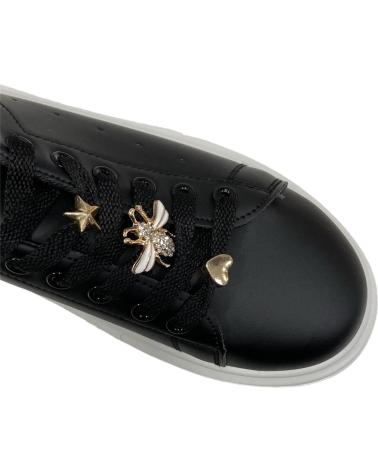 Esportes--De-Mujer-CALZADOMANIA-BAMBA-CON-ADORNOS-EN-CORDONES-NEGRO