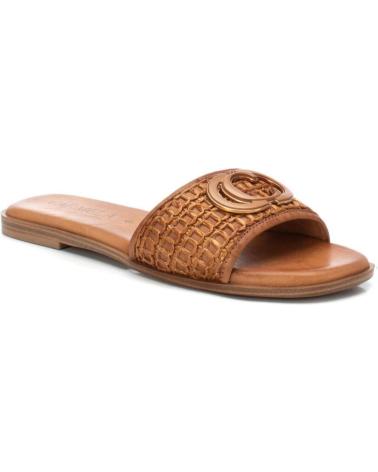 Sandales pour Femme CARMELA SANDALIA PALA PLANA EN PIEL Y ADORNO FRONTAL CAMEL