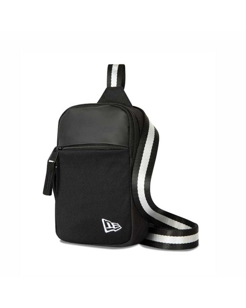 BOLSO CRUZADO NEW ERA NEGRO COMPACTO CON BANDA LATERAL NEGRO