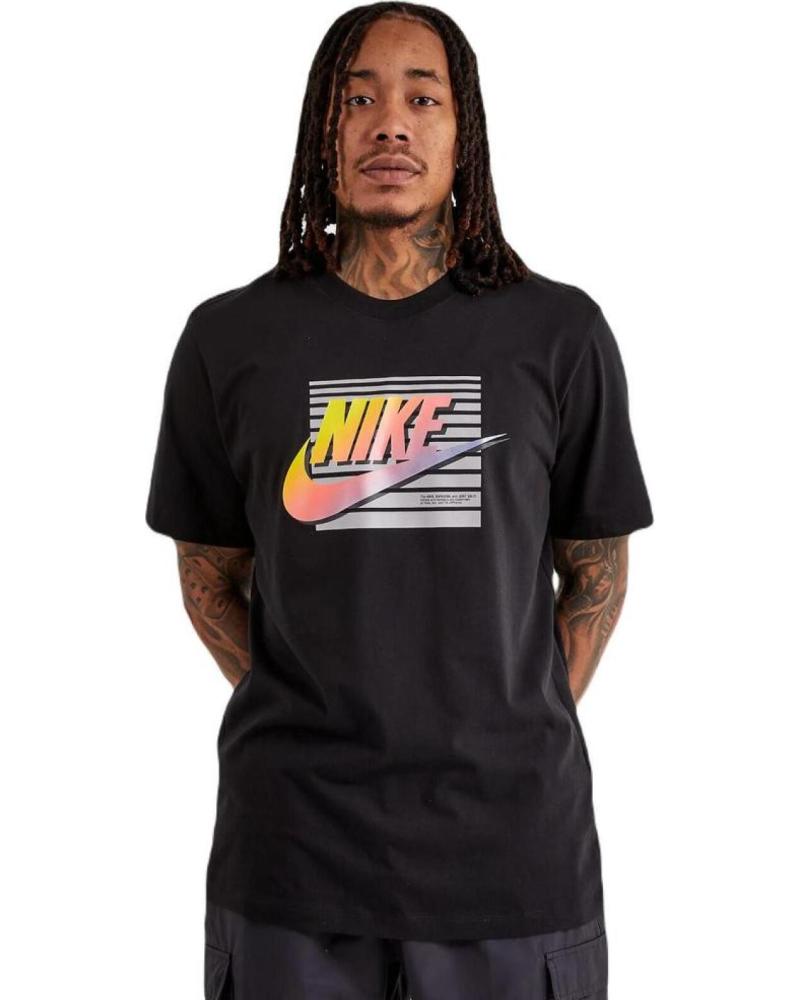 -NIKE-CAMISETA-M-NSW-6MO-FUTURA-T-SHIRT-FQ7995-010-NEGRO