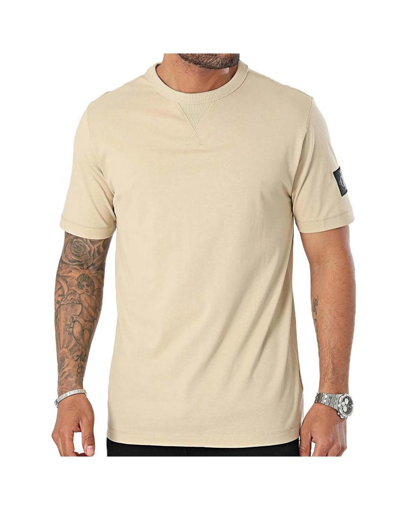 CALVIN KLEIN CAMISETA BADGE REGULAR EN COLOR PARA HOMBRE BEIGE