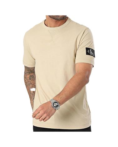 CALVIN KLEIN CAMISETA BADGE REGULAR EN COLOR PARA HOMBRE BEIGE