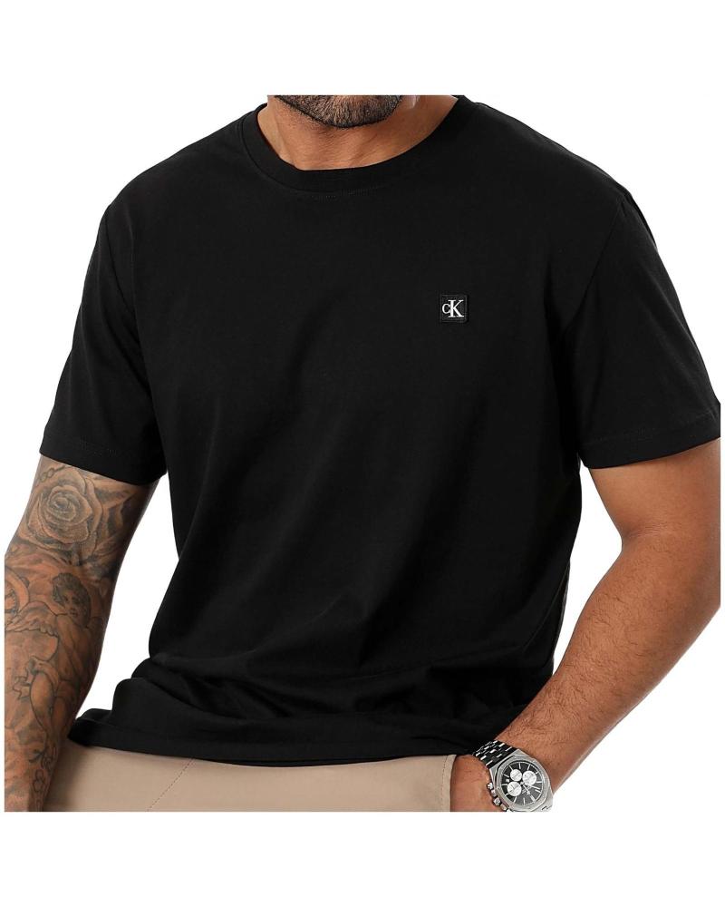 -CALVIN-KLEIN-CAMISETA-EMBRO-BADGE-NEGRO