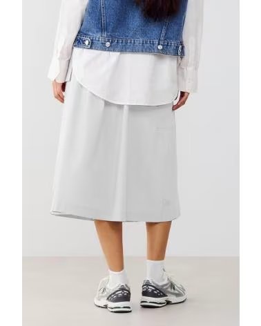 NEW BALANCE Falda Midi Cargo en blanco para