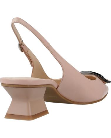 DIBIA ZAPATOS TIPO SALÓN DESTALONADOS CON TACÓN GEOMÉTRICO Y HEBILLA DECORATIVA SKIN