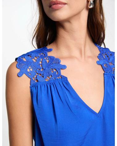 TOP DE ENCAJE SIN MANGAS MORGAN 251-OJOIE AZUL AZUL