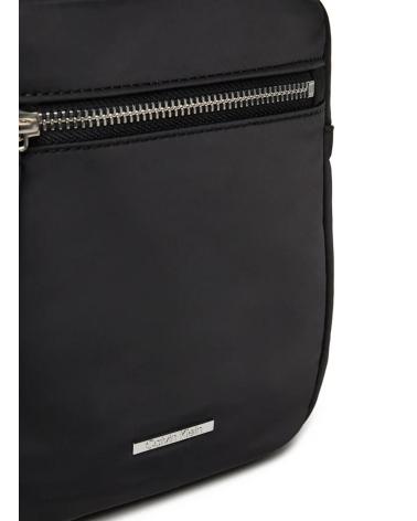 CALVIN KLEIN BANDOLERA SLEEK NYLON REPORTER NEGRO