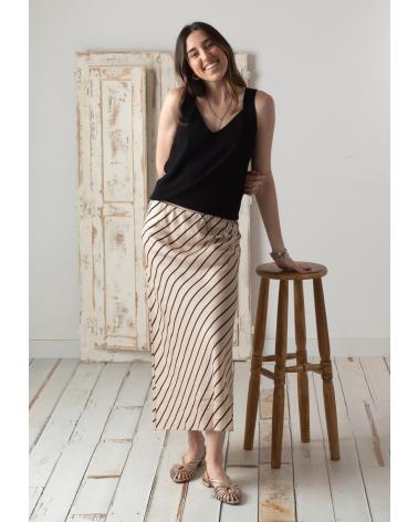 YERSE TOP NEGRO DE TIRANTES ANCHOS CON ESCOTE PICO - MODELO 42516037 NEGRO