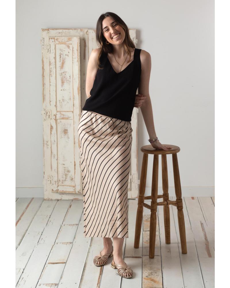 YERSE TOP NEGRO DE TIRANTES ANCHOS CON ESCOTE PICO - MODELO 42516037 NEGRO