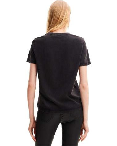 CAMISETA DESIGUAL NEGRA CON LOGO TEXTURIZADO NEGRO