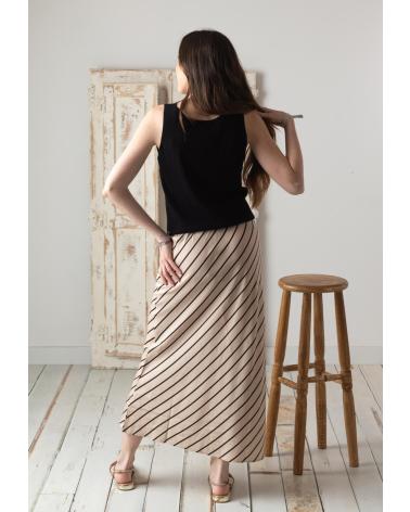 YERSE TOP NEGRO DE TIRANTES ANCHOS CON ESCOTE PICO - MODELO 42516037 NEGRO