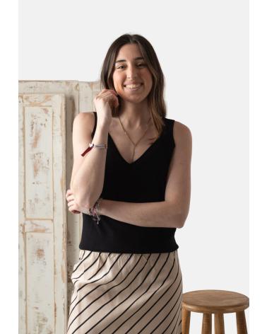 YERSE TOP NEGRO DE TIRANTES ANCHOS CON ESCOTE PICO - MODELO 42516037 NEGRO