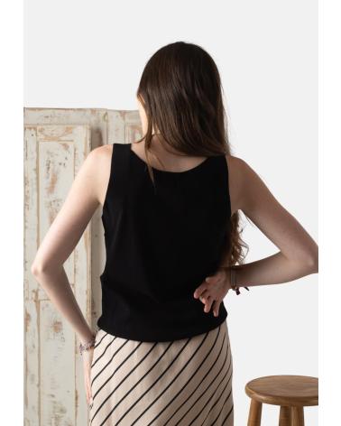 YERSE TOP NEGRO DE TIRANTES ANCHOS CON ESCOTE PICO - MODELO 42516037 NEGRO
