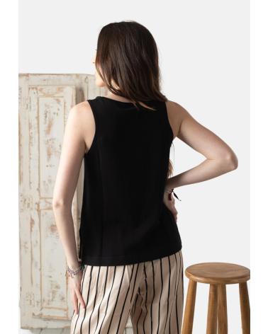 YERSE TOP CON BOTONES Y ESCOTE REDONDO NEGRO | MODELO 42510037 NEGRO