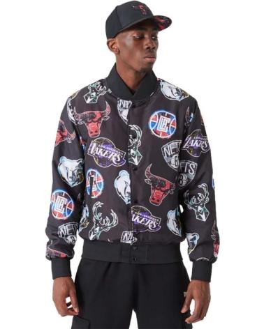 GIACCA BOMBER NEW ERA NBA ALL-OVER PRINT TEAM LOGO NERA DA UOMO NEGRO2