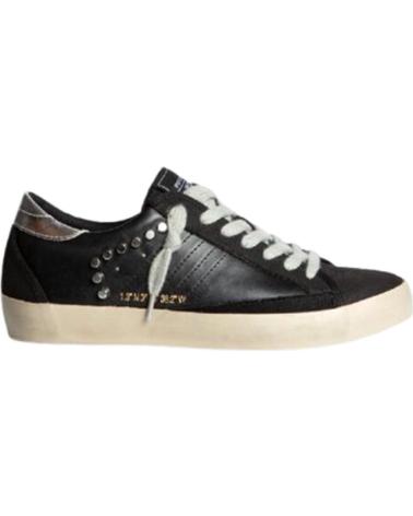 CORINA SNEAKER NEGRA CON TACHAS METÁLICAS NEGRO