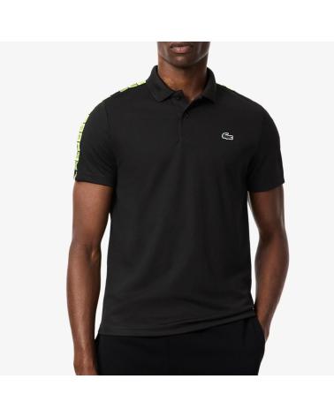 POLO LACOSTE ULTRA DRY COM ESTAMPA LATERAL PRETO E DETALHES NEON YELLOW NAN