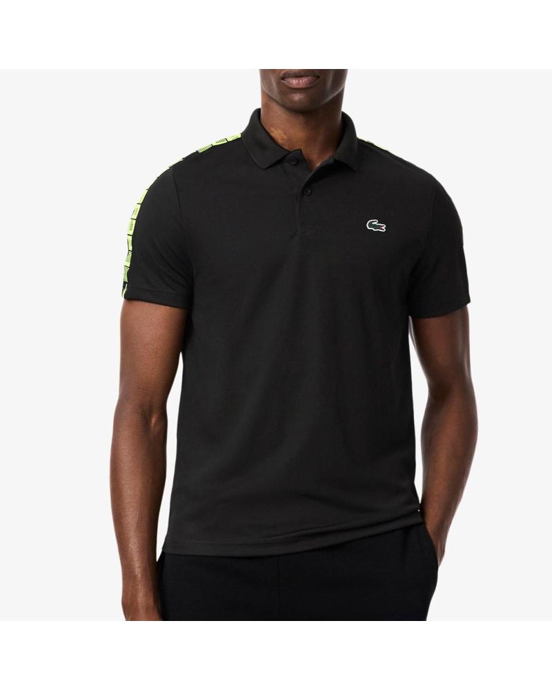 POLO LACOSTE ULTRA DRY COM ESTAMPA LATERAL PRETO E DETALHES NEON YELLOW NAN