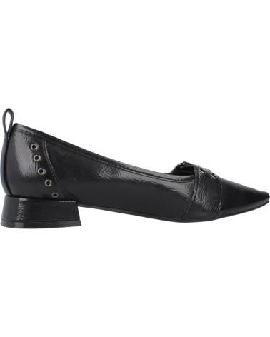 CARMELA 162709C - SABRINAS PRETAS DE BICO FINO COM FIVELA NEGRO