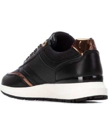 XTI 144183 ZAPATILLAS URBANAS NEGRAS CON DETALLES DORADOS NEGRO