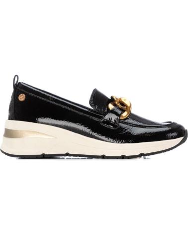 MOCASSIM XTI 144224 PRETO COM CORRENTE DOURADA E PLATAFORMA DESPORTIVA NEGRO
