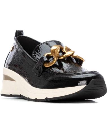 MOCASSIM XTI 144224 PRETO COM CORRENTE DOURADA E PLATAFORMA DESPORTIVA NEGRO