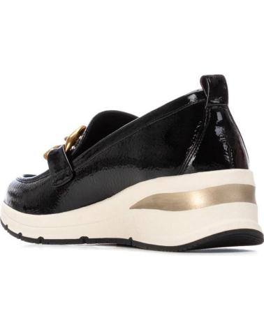 MOCASSIM XTI 144224 PRETO COM CORRENTE DOURADA E PLATAFORMA DESPORTIVA NEGRO