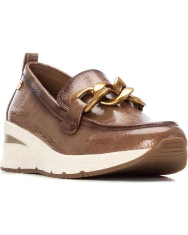 MOCASSIM XTI 144224 BEGE COM CORRENTE DOURADA E PLATAFORMA DESPORTIVA BEIGE