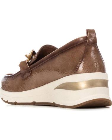 MOCASSIM XTI 144224 BEGE COM CORRENTE DOURADA E PLATAFORMA DESPORTIVA BEIGE