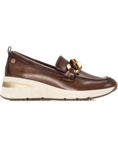 MOCASSIM XTI 144224 TAUPE COM CORRENTE DOURADA E PLATAFORMA DESPORTIVA TAUPE