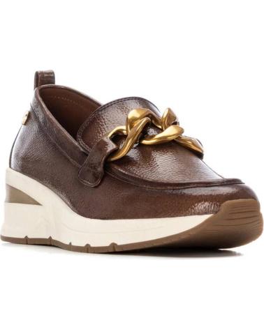 MOCASSIM XTI 144224 TAUPE COM CORRENTE DOURADA E PLATAFORMA DESPORTIVA TAUPE