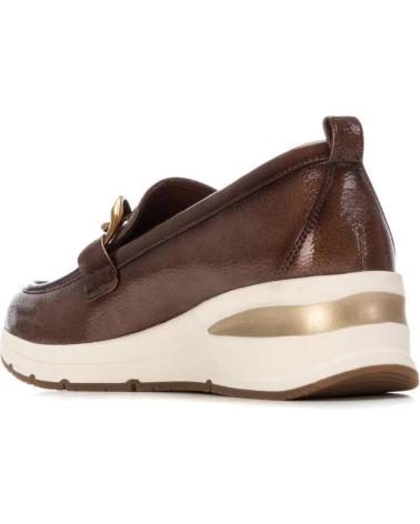 MOCASSIM XTI 144224 TAUPE COM CORRENTE DOURADA E PLATAFORMA DESPORTIVA TAUPE