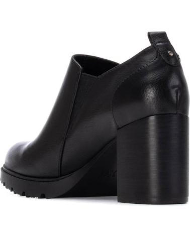 BOTA DE TORNOZELO XTI 144301 PRETA COM SALTO BLOCO E ZÍPER NEGRO