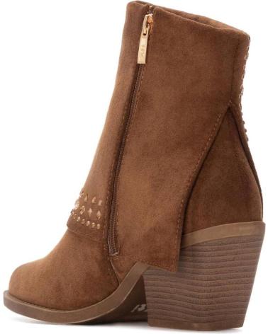 BOTA DE TORNOZELO XTI 144464 CAMEL COM TACHAS CAMEL