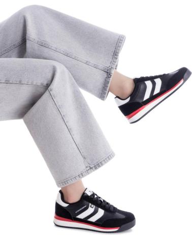 ZAPATILLAS CASUAL XTI 144587 NEGRAS CON DETALLES BLANCOS Y ROJOS NEGRO