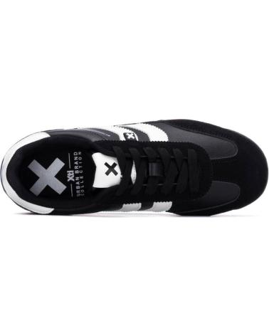 ZAPATILLAS CASUAL XTI 144587 NEGRAS CON DETALLES BLANCOS Y ROJOS NEGRO