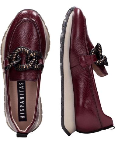 HISPANITAS HI254238 - MOCASÍN BURDEOS CON ADORNO DE CADENA Y SUELA DEPORTIVA ROJO