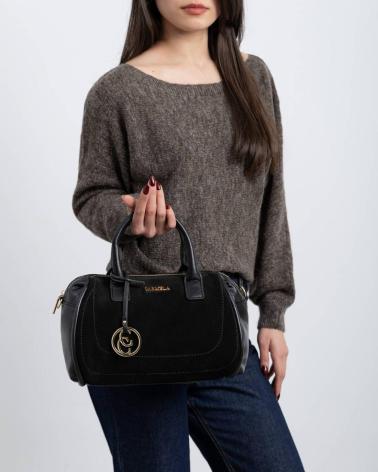 BOLSO DE MANO CARMELA 186182 NEGRO CON COLGANTE LOGO NEGRO
